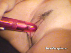 Сладкая девушка мастурбирует красным вибратором