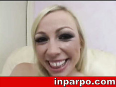 Грудастая блондинка показывает себя на камеру