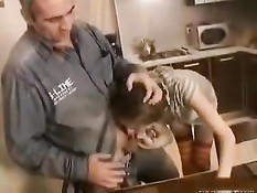 Нимфетка Алиса пристаёт к взрослому мужчине