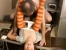 Нимфетка Алиса пристаёт к взрослому мужчине