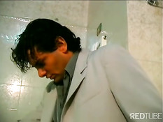 Начали заниматься любовью в ванной, а кончили в спальне