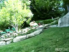 Анальный секс с опытной блондинкой у бассейна