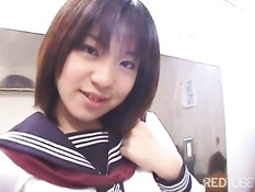 Сексуальная японская студентка в действии