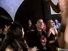 Большой мальчик подставляет свой член открытым ртам