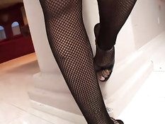 Она доит его член и подставляет свои большие сиськи