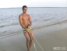 Сексуальные игры двух мальчиков на пляже