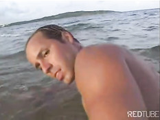 Сексуальные игры двух мальчиков на пляже