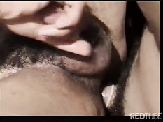 Сад место для любви молодых парней