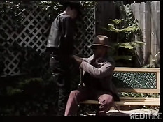 Сад место для любви молодых парней