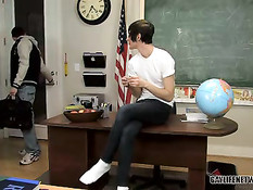 Новичка-студента с татуировками трахнули на парте