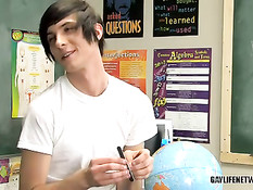 Новичка-студента с татуировками трахнули на парте