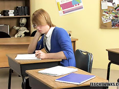 Новенький вынужден сосать член старосте группы