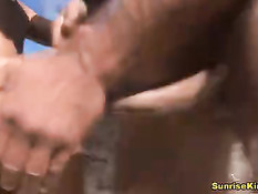 Мужик трахает молоденьких девчонок на знойном летнем пляже