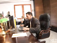 Донна - хорошая и безотказная секретарша-давалка