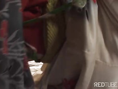 Кимоно не остановит его, перед такой красивой девушкой