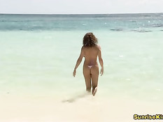 Хороший летний секс на берегу морского залива