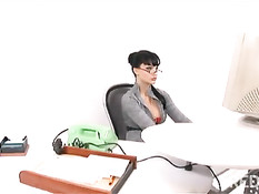 Секретарша в красном нижнем белье ублажает шефа