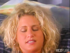 Блондинку жёстко отодрали в собственной постели