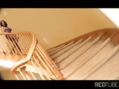 Грудастую порнозвезду усиленно трахали двое парней