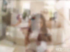 Двое парней ебут латиноамериканскую девушку