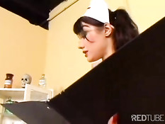 Классный секс-бутерброд с развратной русской медсестрой