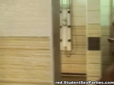 Русские студенты занимаются групповым сексом в душе