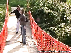 Их поход заканчивается горячим сексом в автомобиле