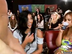 Девки буквально присасываются к его члену