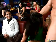 Девки буквально присасываются к его члену