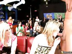 Девки буквально присасываются к его члену