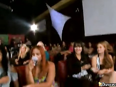 Девки буквально присасываются к его члену