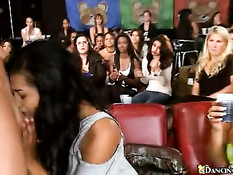 Девки буквально присасываются к его члену