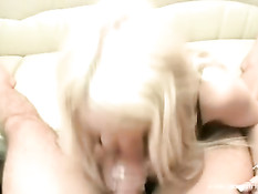 Симпатичная блондинка ласкает член своими сиськами и ртом