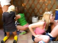 Множество девчонок сосут члены счастливым парням