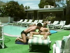 Горячий минет на шезлонге возле бассейна