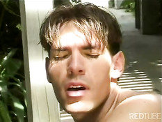 Горячий минет на шезлонге возле бассейна