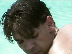 Горячий минет на шезлонге возле бассейна