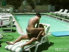Горячий минет на шезлонге возле бассейна