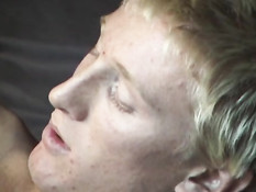 Три молодых гея занимаются любовью на стуле