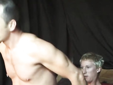 Три молодых гея занимаются любовью на стуле