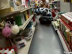 Чёрный парень скачет на члене своего белого любовника