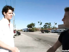 Молодой красавчик нуждается в деньгах и делает минет