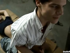 Молодой красавчик нуждается в деньгах и делает минет