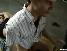 Молодой красавчик нуждается в деньгах и делает минет