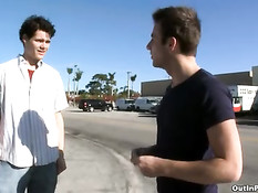 Молодой красавчик нуждается в деньгах и делает минет