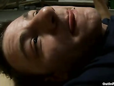 Молодой красавчик нуждается в деньгах и делает минет