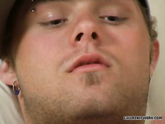 У парня в голубой бейсболке нашлось время для ананизма