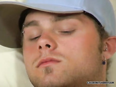 У парня в голубой бейсболке нашлось время для ананизма