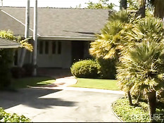 Приятные ощущения блондинки на вилле