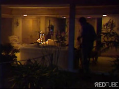 Приятные ощущения блондинки на вилле